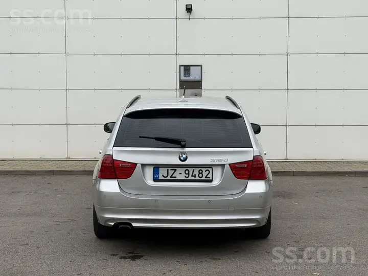 BMW 318 2011 photo 4