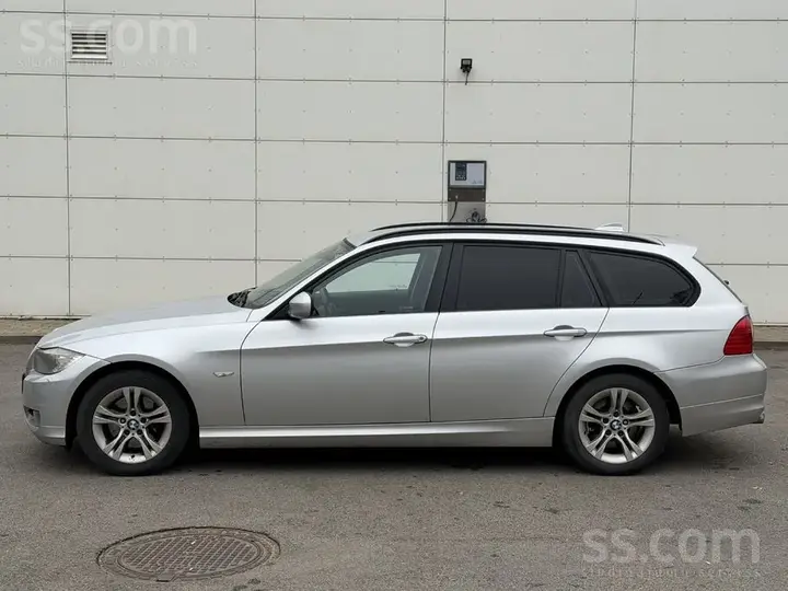 BMW 318 2011 photo 3