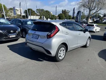 Toyota Aqua 2023 photo 3