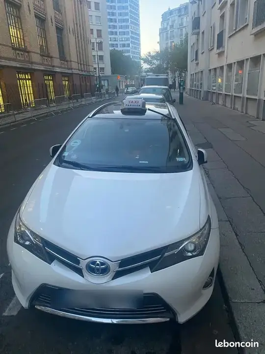 Toyota Auris 2014 photo 2