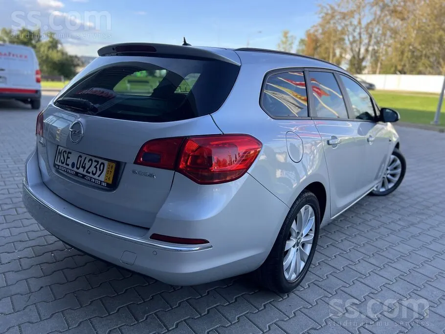 Opel Astra 2012 photo 2