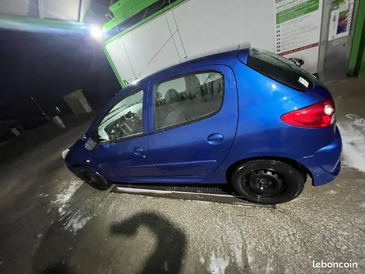 Peugeot 206 2011 photo 2