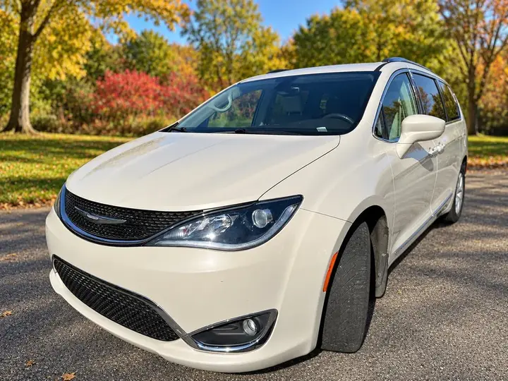 Chrysler Pacifica 2017 photo 2