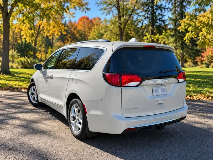 Chrysler Pacifica 2017 photo 3
