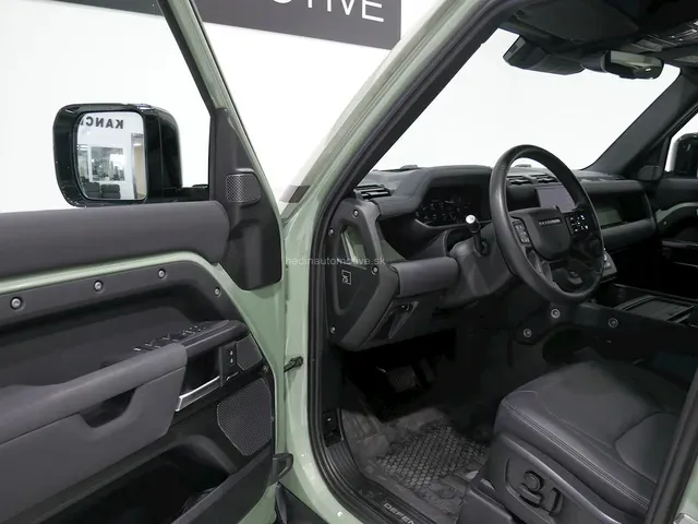 Land Rover Defender 2023 photo 4
