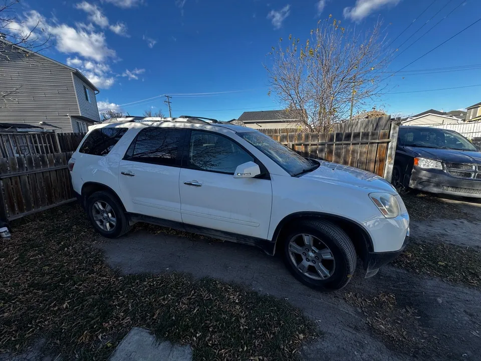 GMC Acadia 2011 photo 2