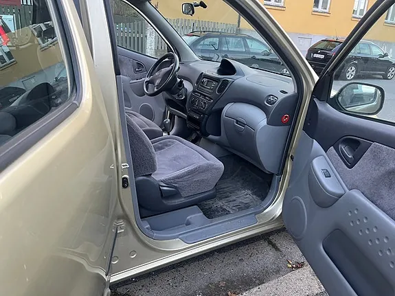 Toyota Yaris Verso 2000 photo 3