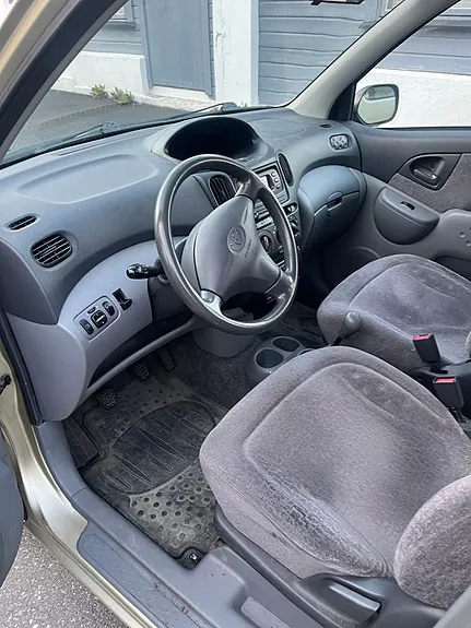 Toyota Yaris Verso 2000 photo 2