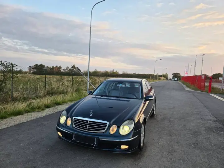 Mercedes-Benz E-Class 2004 photo 2