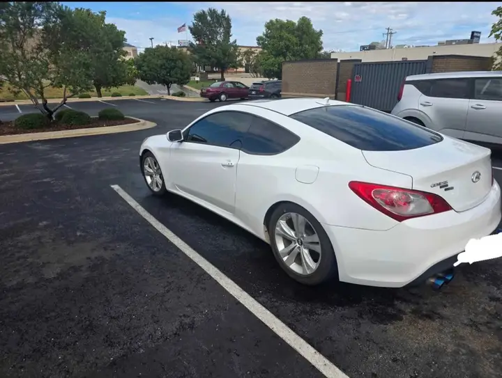 Hyundai Genesis 2011 photo 2