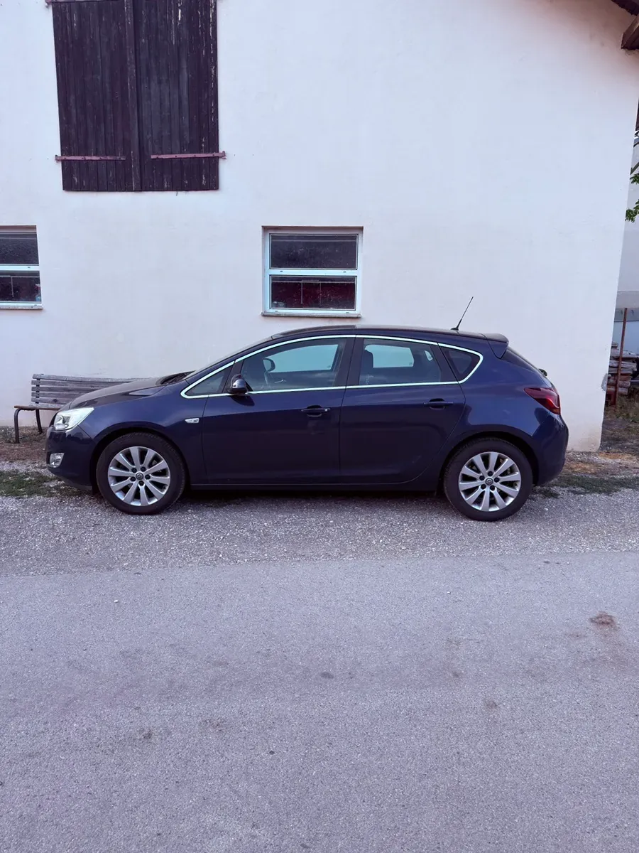 Opel Astra 2010 photo 2