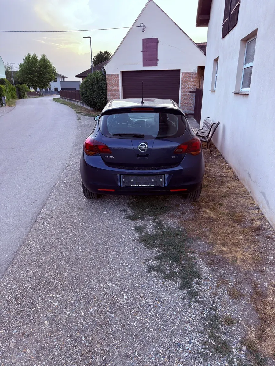 Opel Astra 2010 photo 3