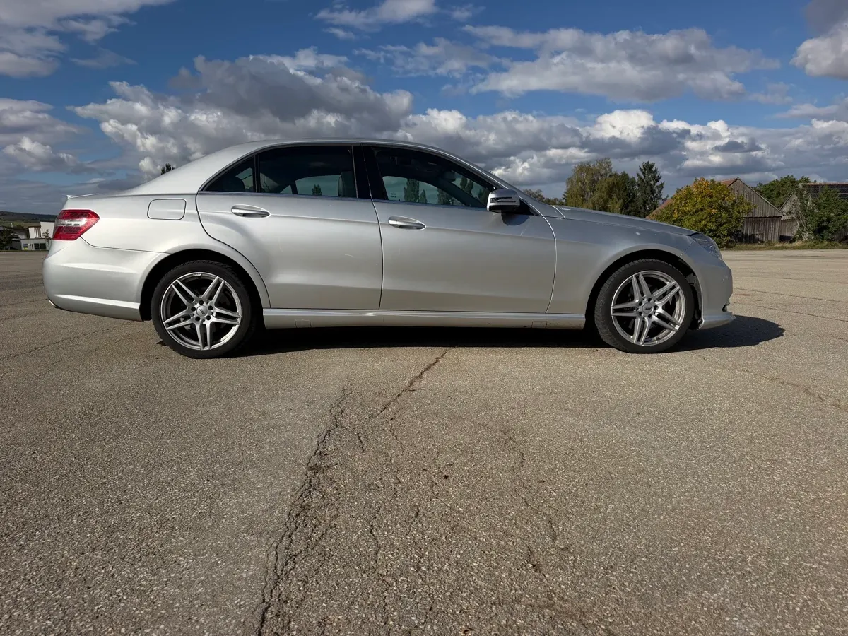 Mercedes-Benz E-Class 2011 photo 2