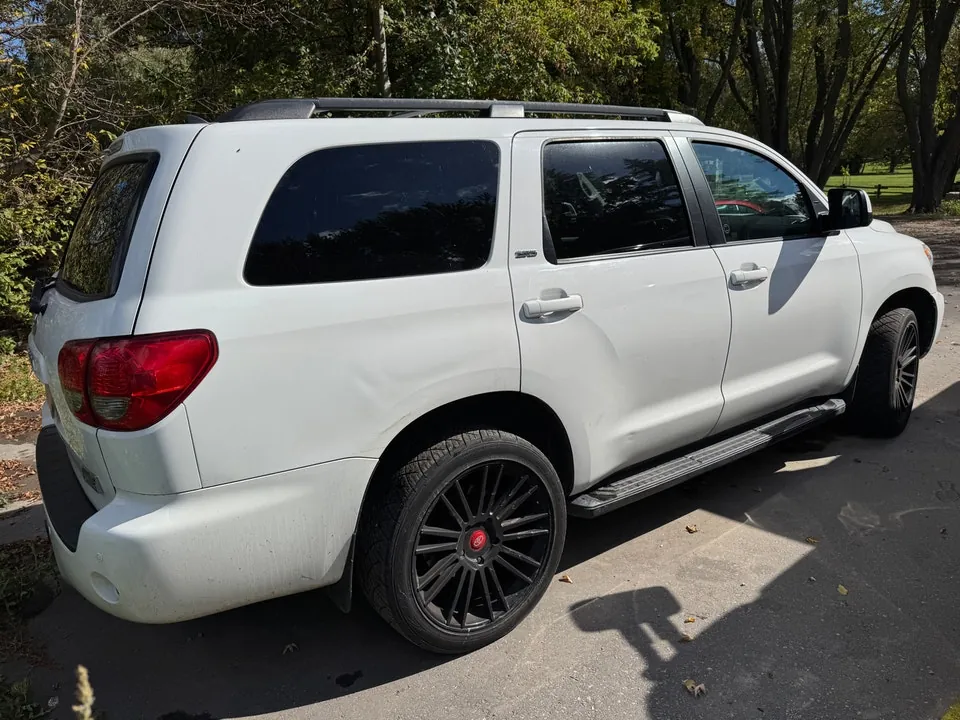 Toyota Sequoia 2017 photo 2