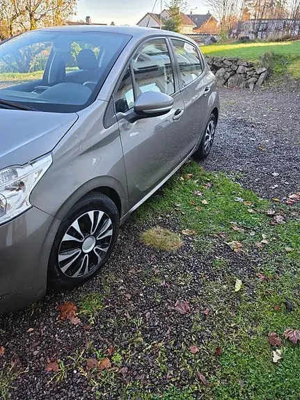Peugeot 208 2013 photo 2