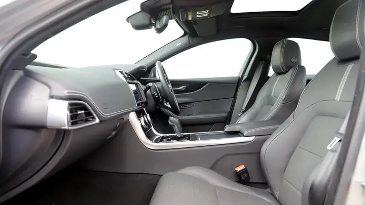 Jaguar Xe 2021 photo 3