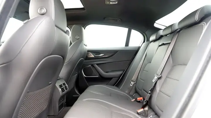 Jaguar Xe 2021 photo 4