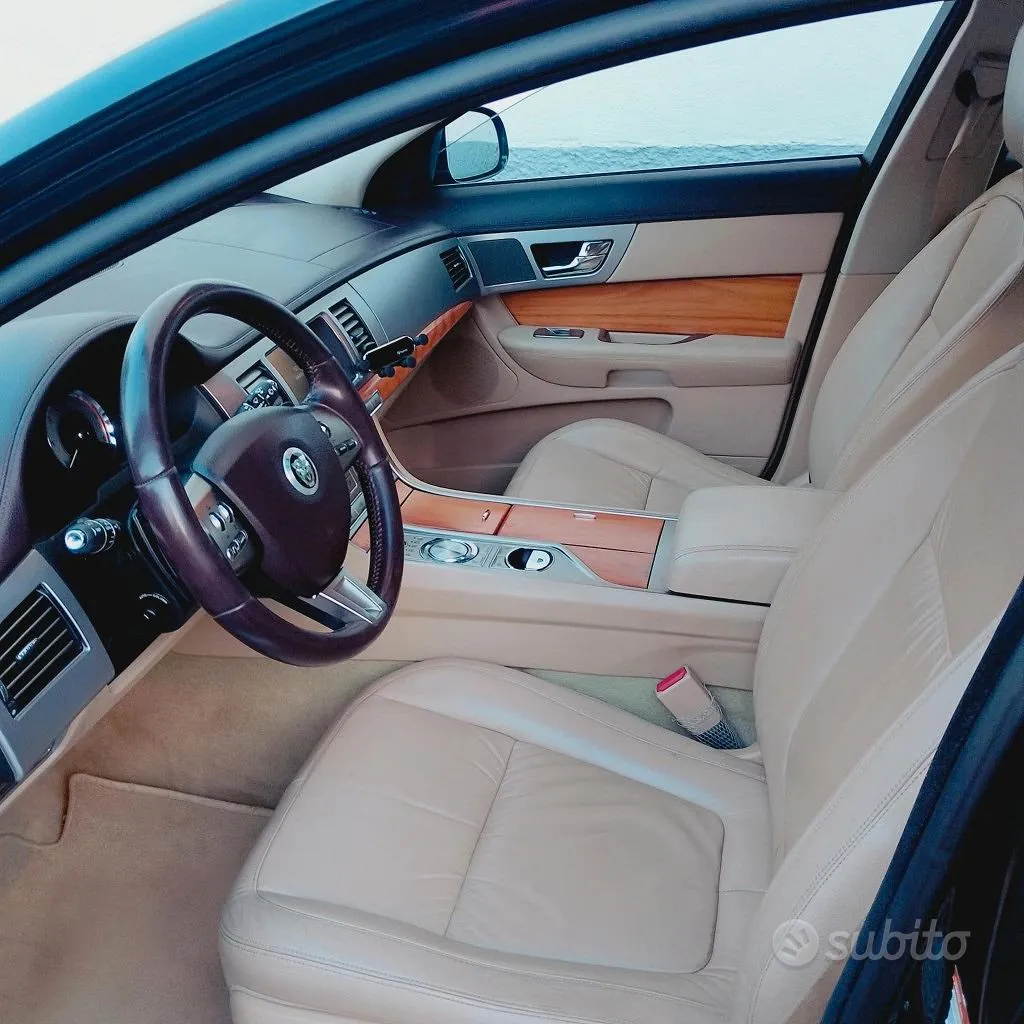 Jaguar Xf 2010 photo 3