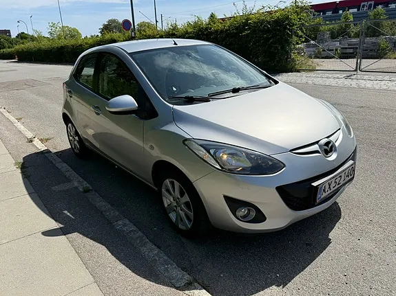 Mazda 2 2011 photo 2