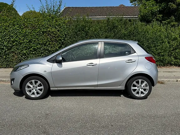 Mazda 2 2011 photo 3