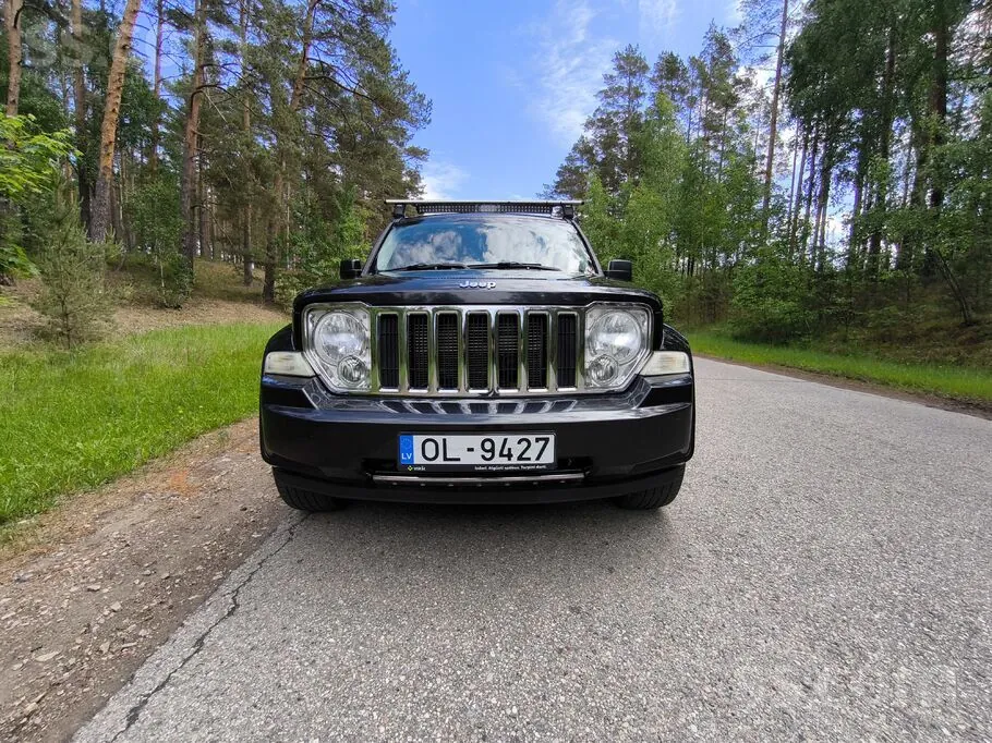 Jeep Cherokee 2010 photo 3