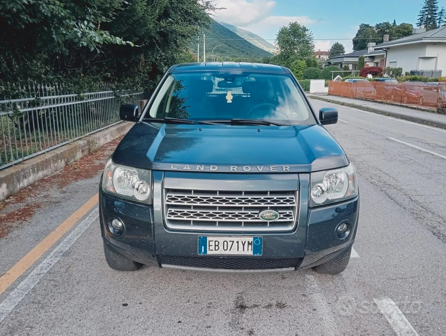 Land Rover Freelander 2010 photo 2