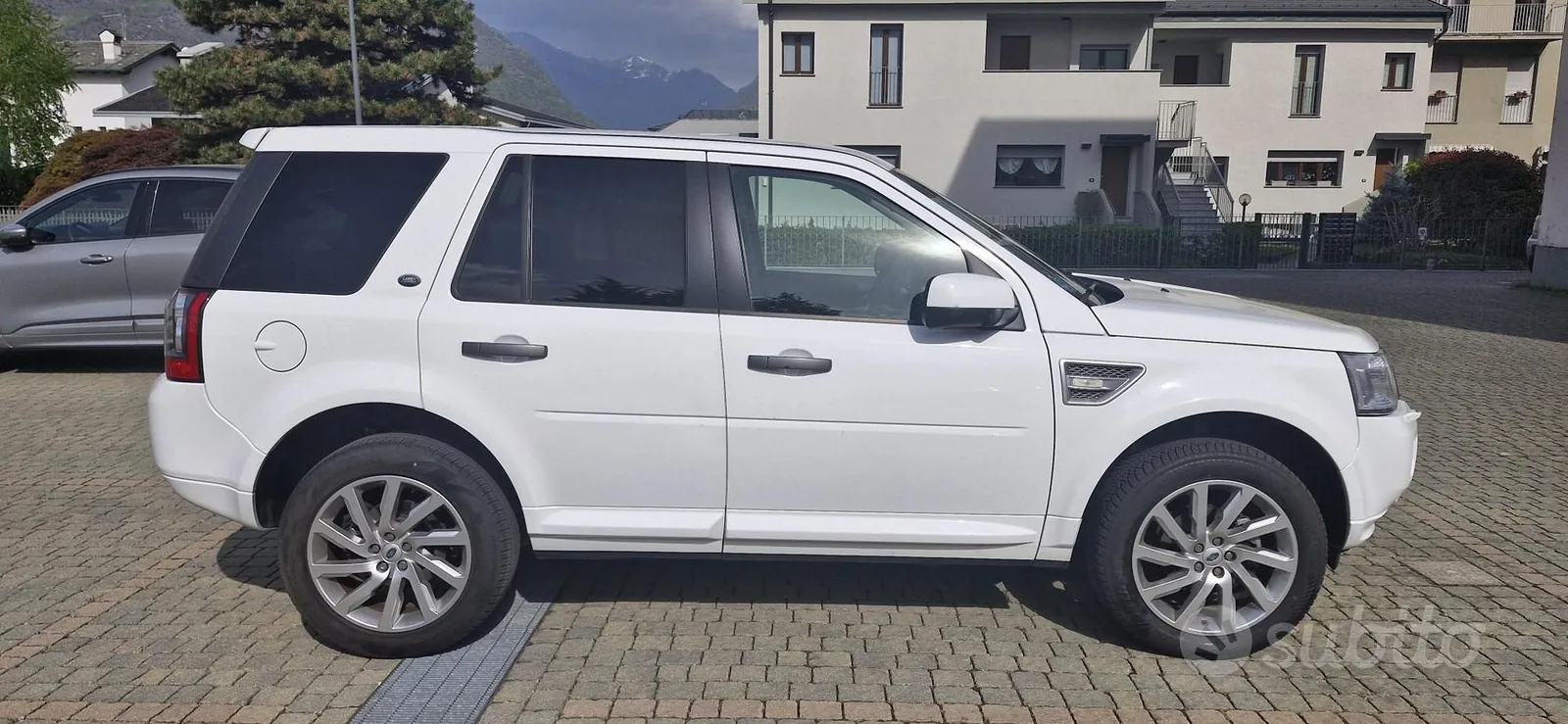 Land Rover Freelander 2012 photo 2