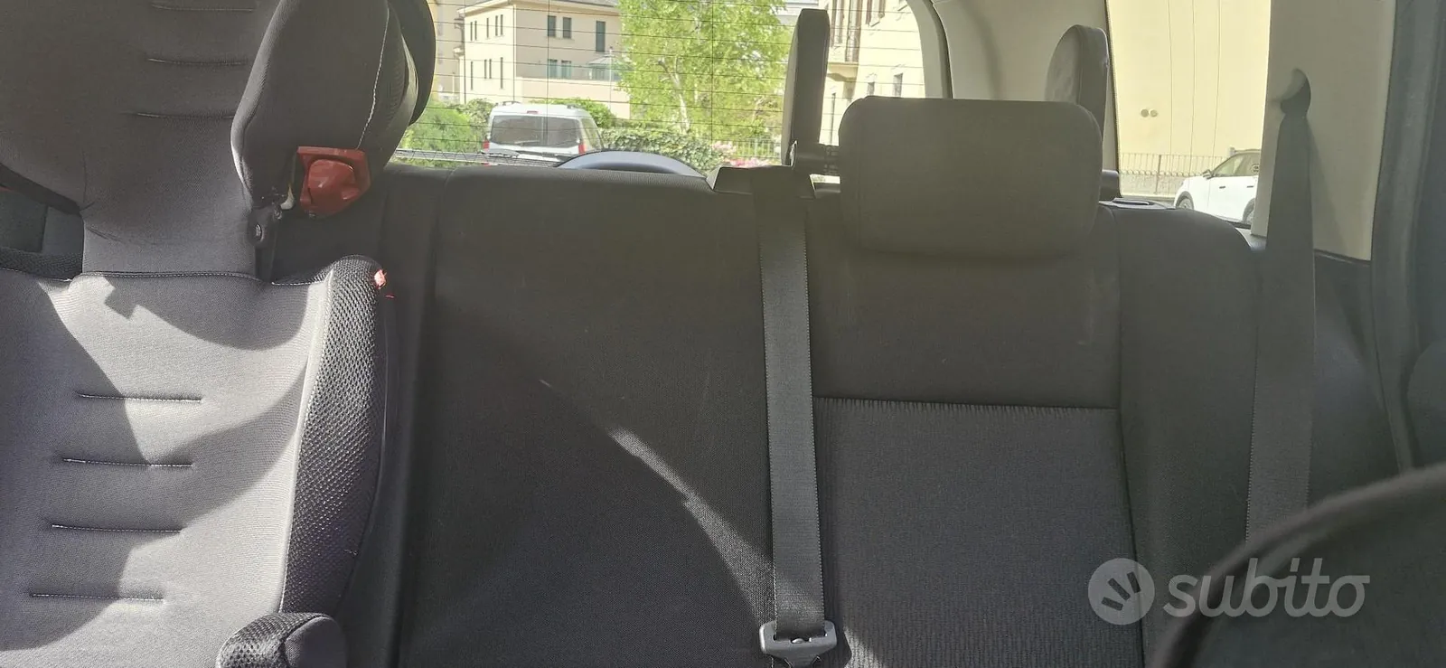 Land Rover Freelander 2012 photo 4