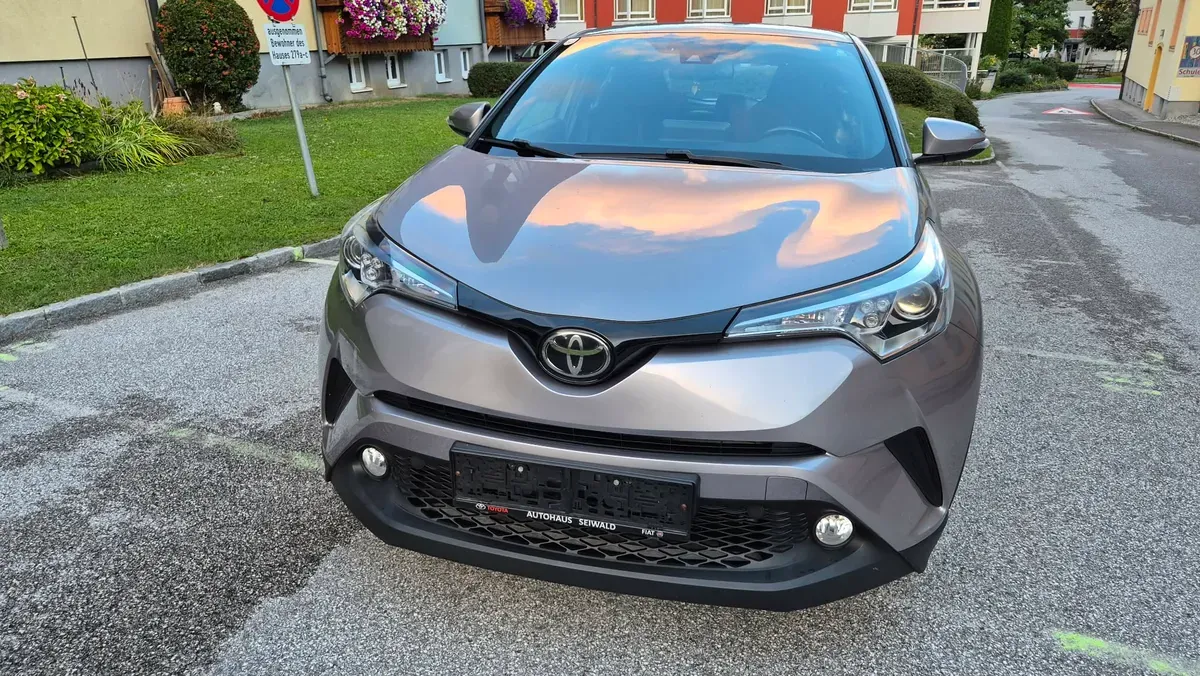 Toyota C-Hr 2018 photo 2