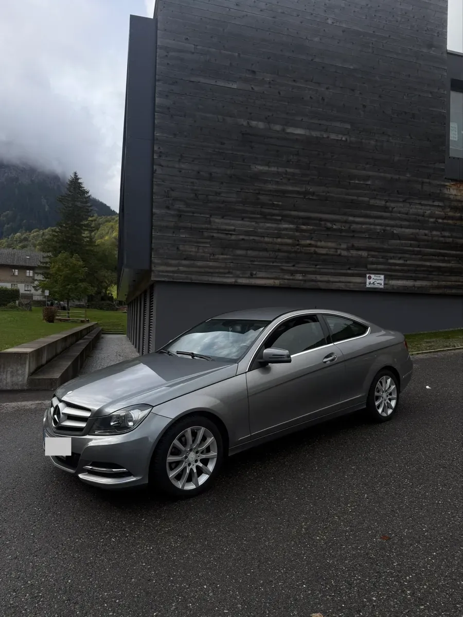 Mercedes-Benz C-Class 2012 photo 2