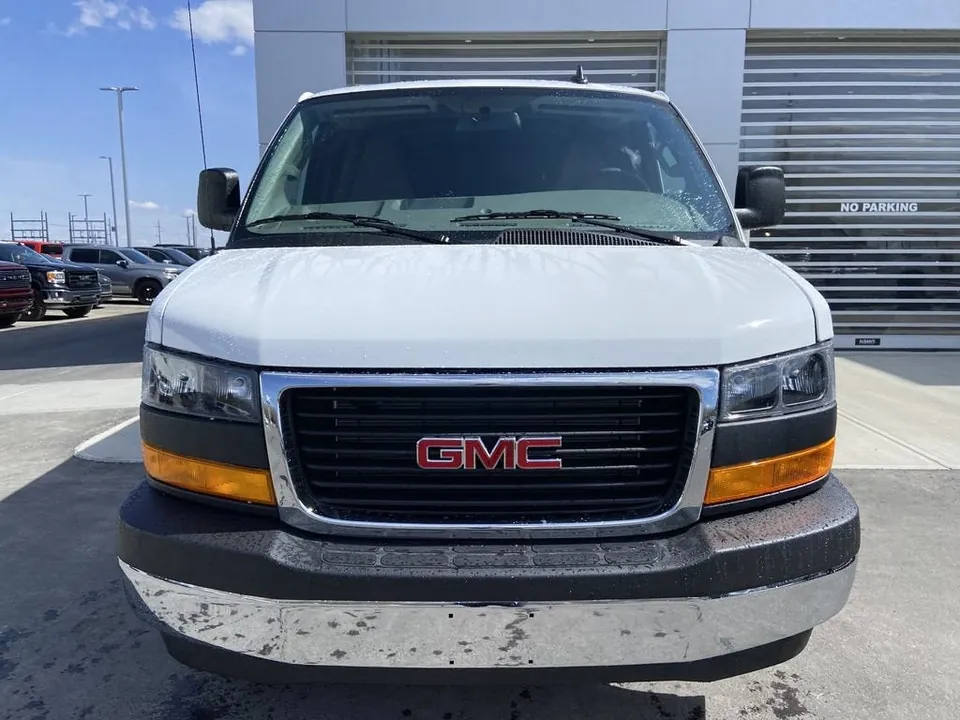 GMC Savana 2025 photo 2