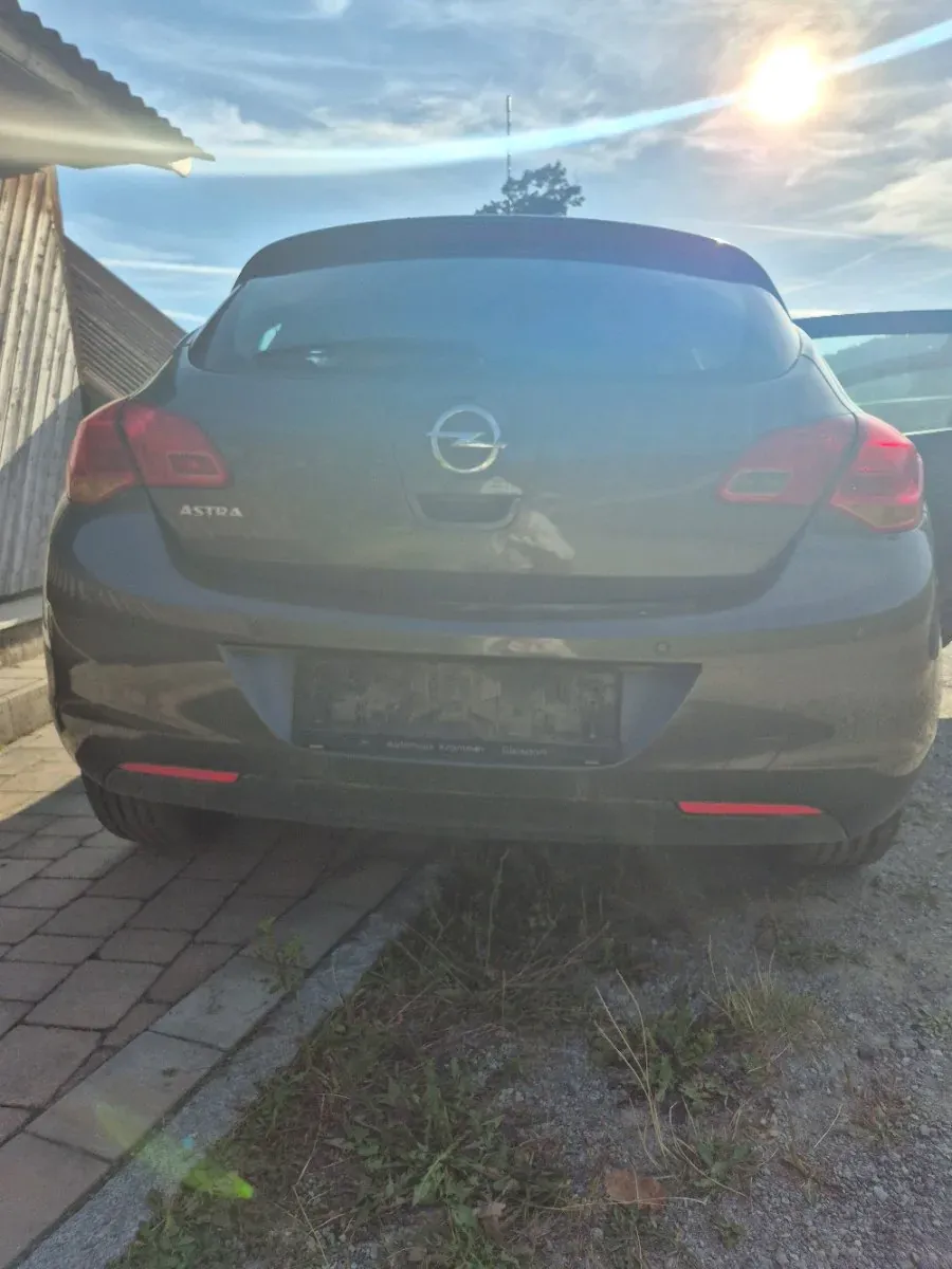 Opel Astra 2010 photo 3
