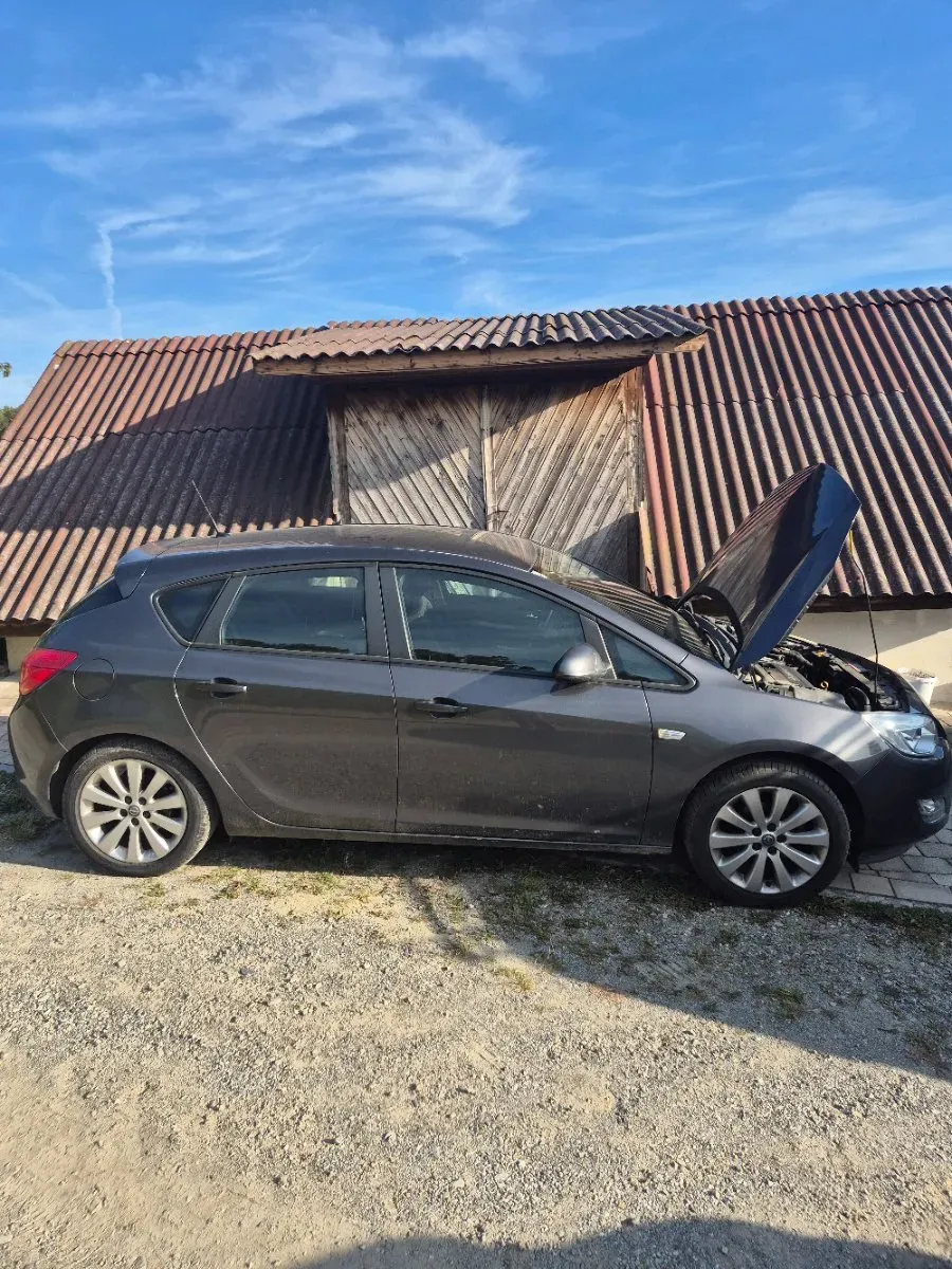 Opel Astra 2010 photo 2