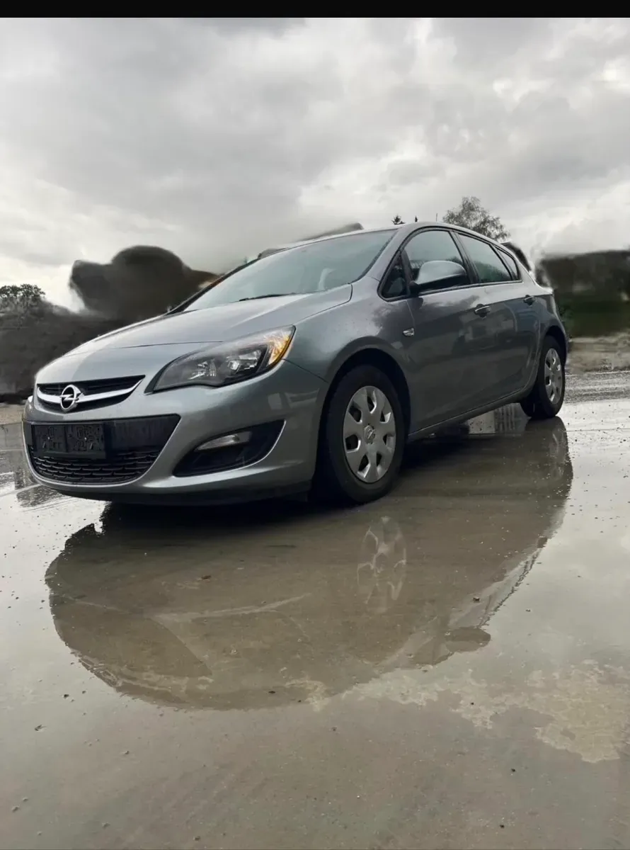Opel Astra 2013 photo 2