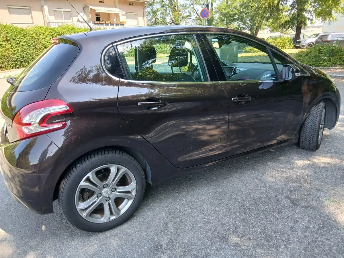 Peugeot 208 2012 photo 3