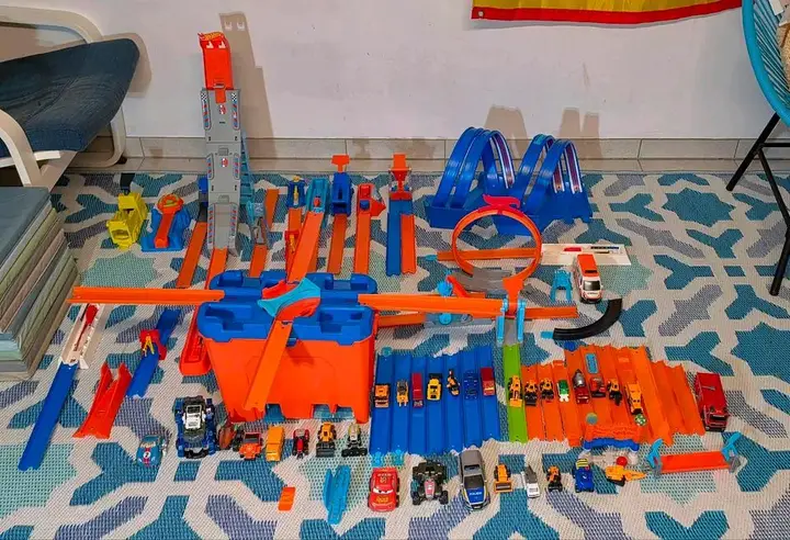Hot Wheels Paket: Track Builder + Monster Trucks Bahn + 30 Autos