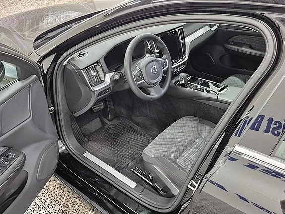 Volvo V60 2023 photo 2