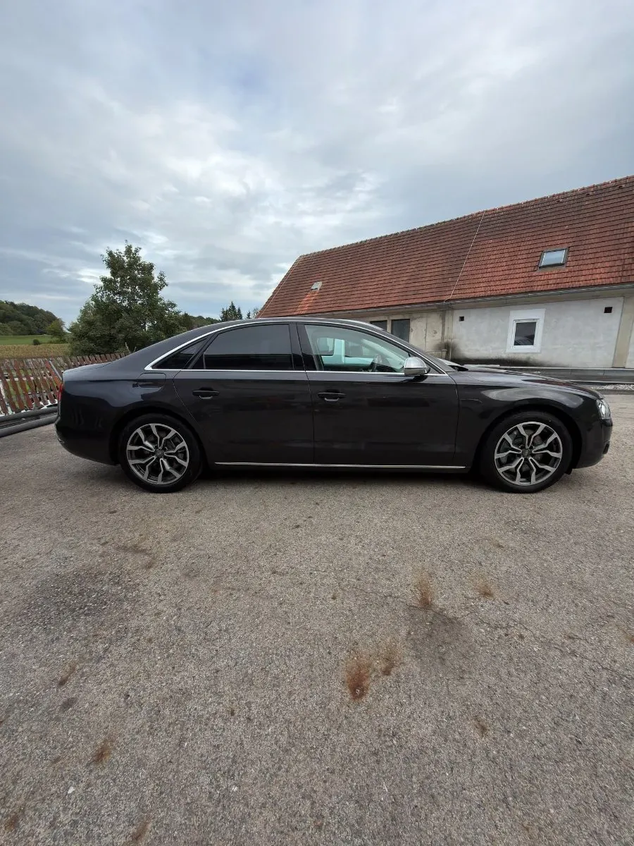 Audi A8 2013 photo 2