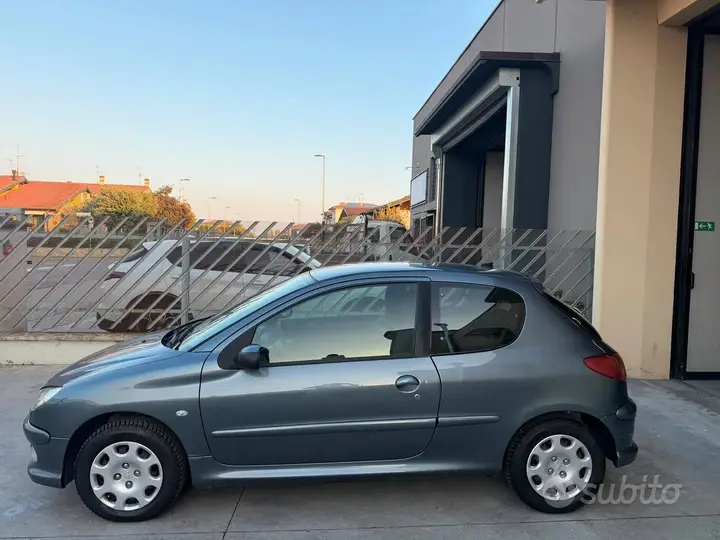 Peugeot 206 2008 photo 4
