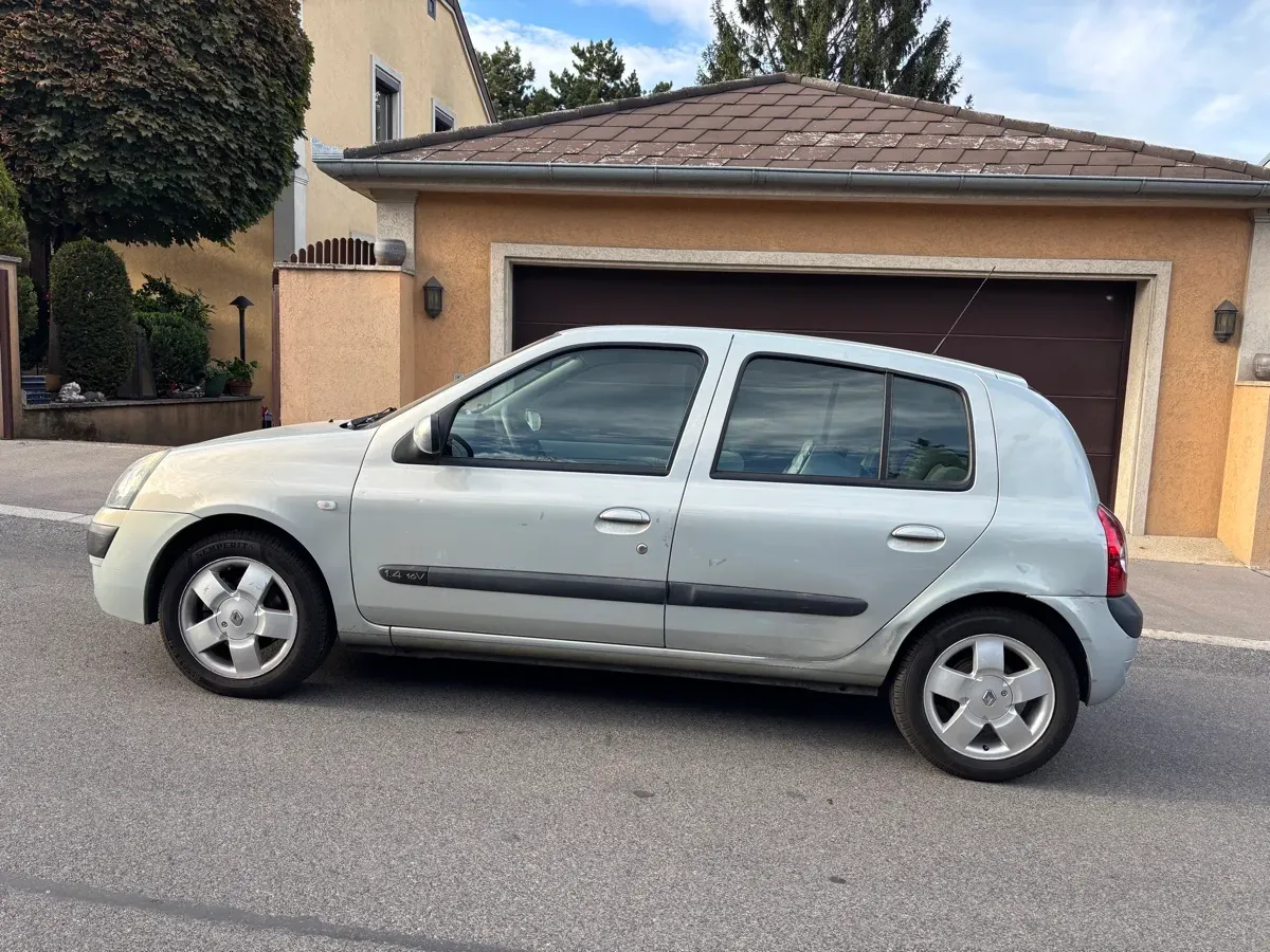 Renault Clio 2004 photo 2