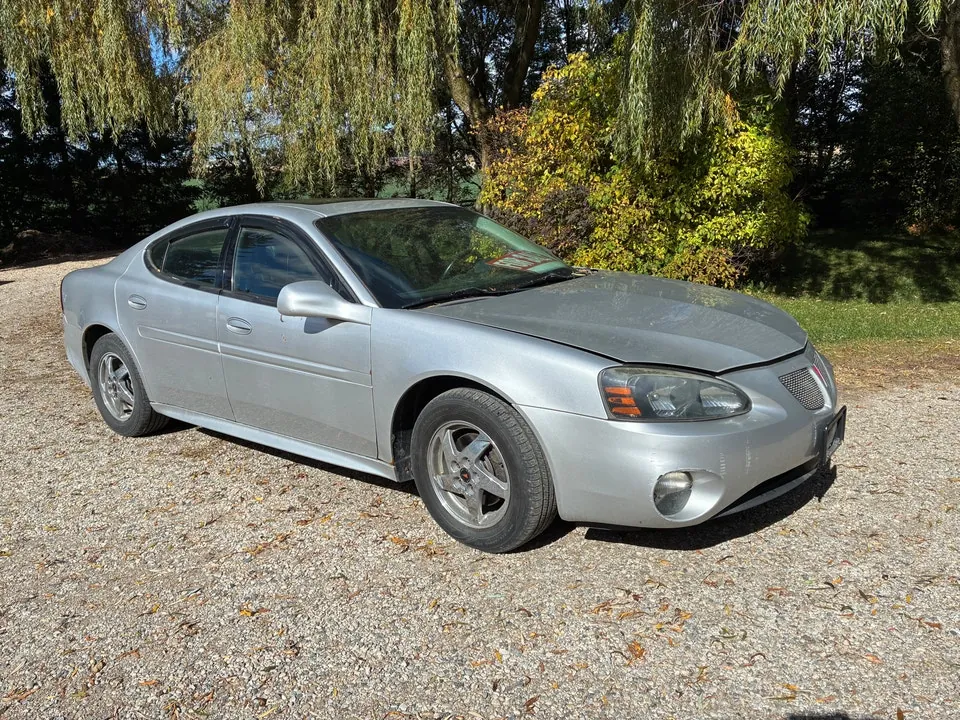 Pontiac Grand Prix 2004 photo 2
