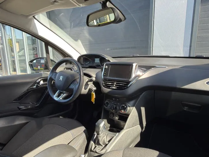 Peugeot 208 2019 photo 2