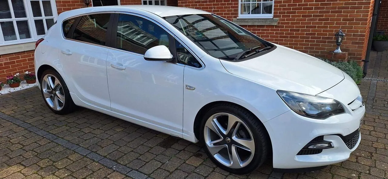 Vauxhall Astra 2015 photo 2