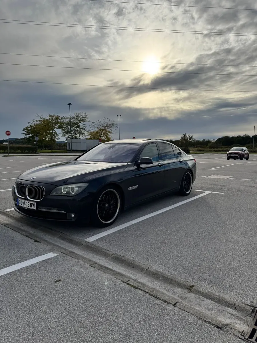 BMW 7 Series 2011 photo 3