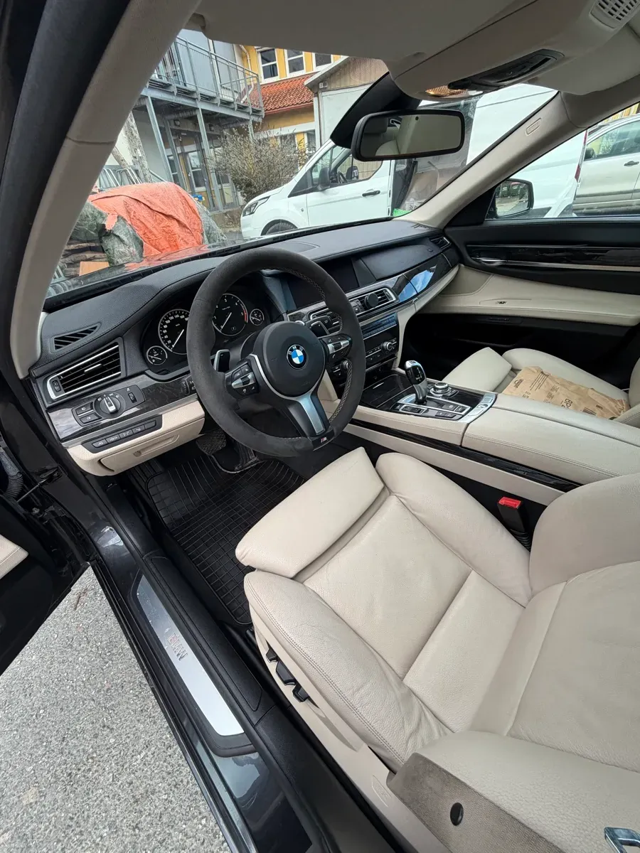 BMW 7 Series 2011 photo 2