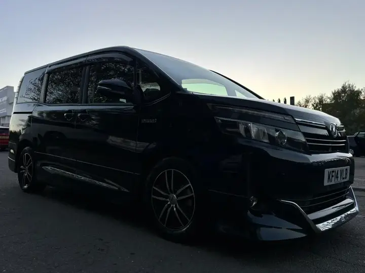 Toyota Voxy 2014 photo 3