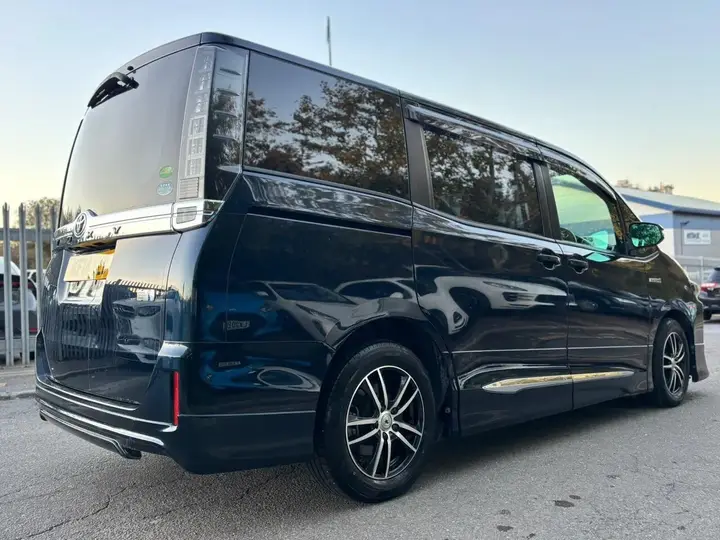 Toyota Voxy 2014 photo 5
