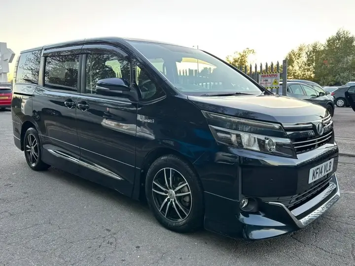 Toyota Voxy 2014 photo 2