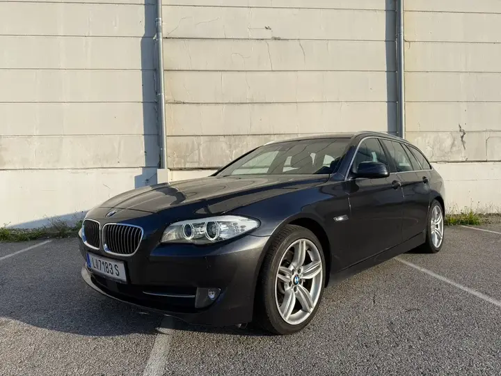 BMW 5 Series 2010 photo 2