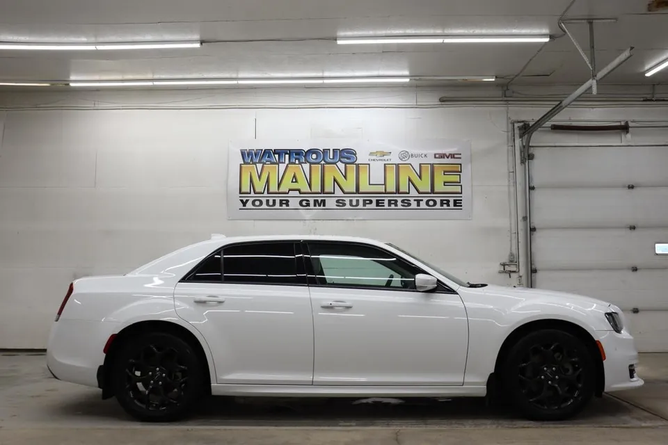 Chrysler 300 2022 photo 2
